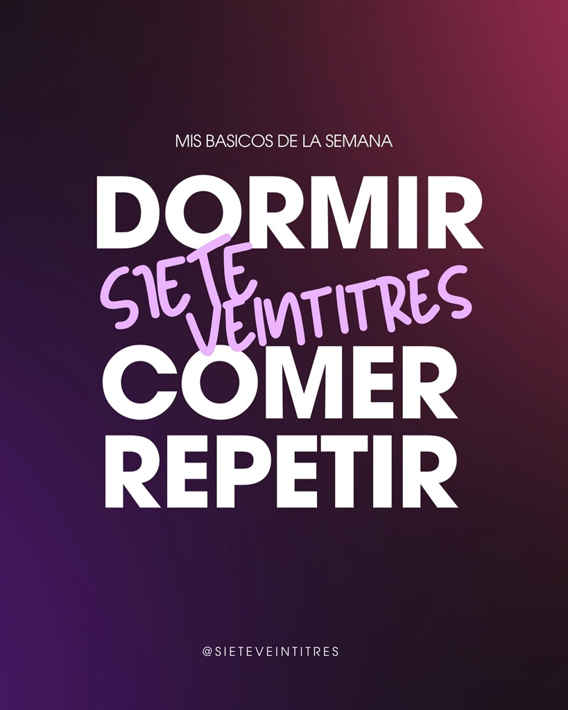 Clase de indoor cycling en un ambiente oscuro y energético